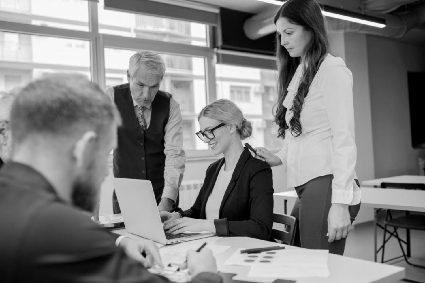 Personne utilisant des outils de planification budgétaire sur un bureau organisé